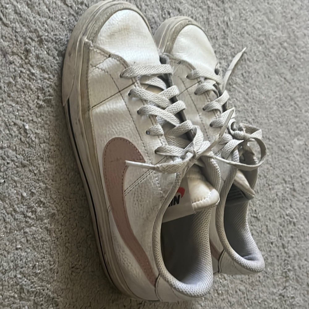 Nike courts women white and pink